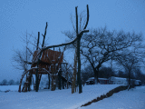 Kinderbaumhaus im Schnee